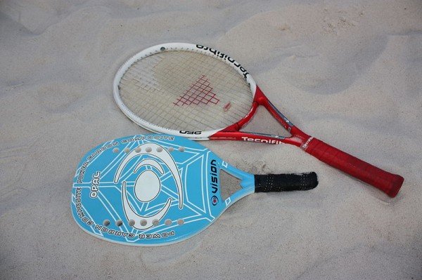Plov tenis-raketa na plov